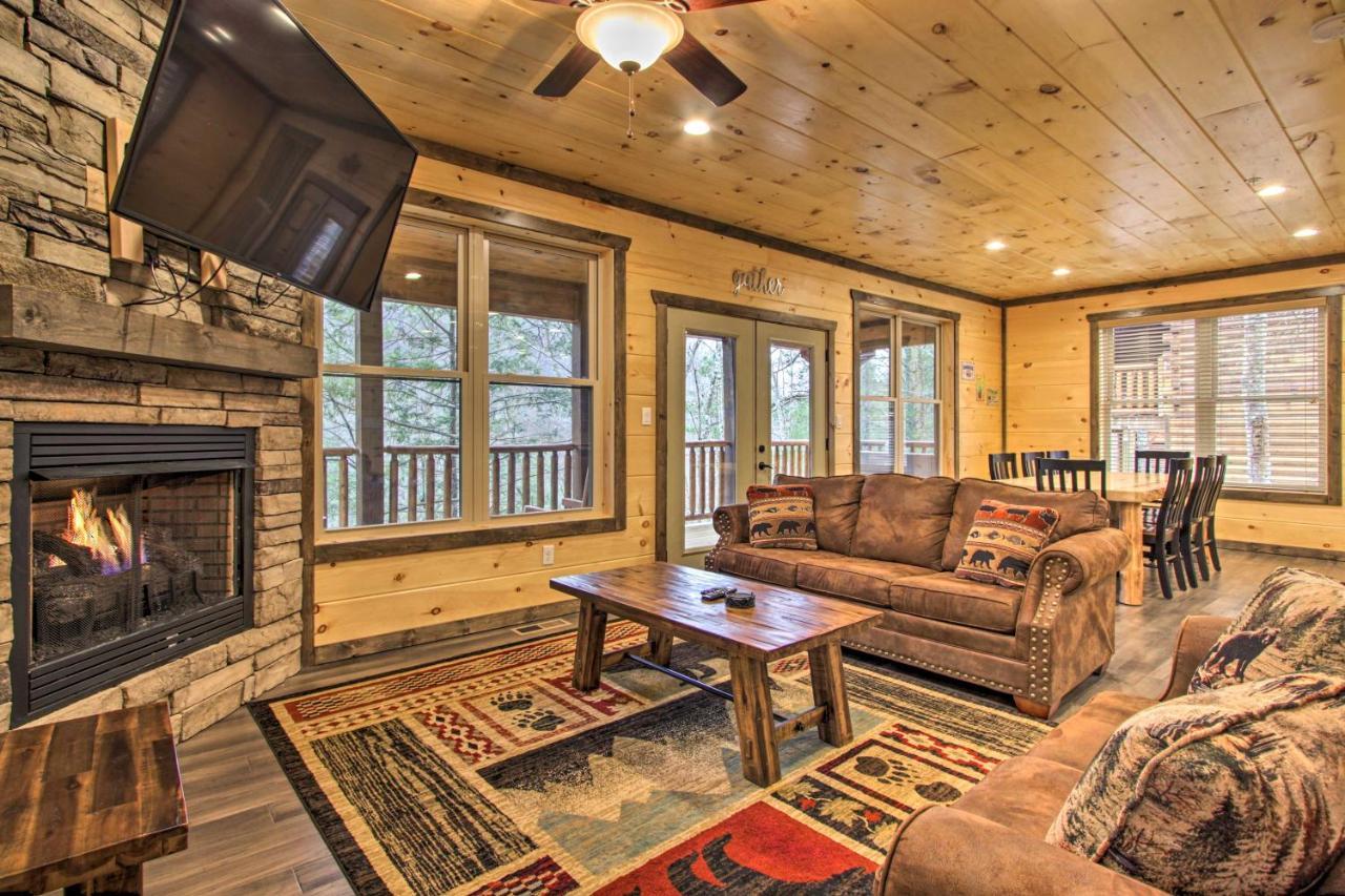 Luxe Cabin With Home Theater Less Than 2 Miles To Gatlinburg Eksteriør billede
